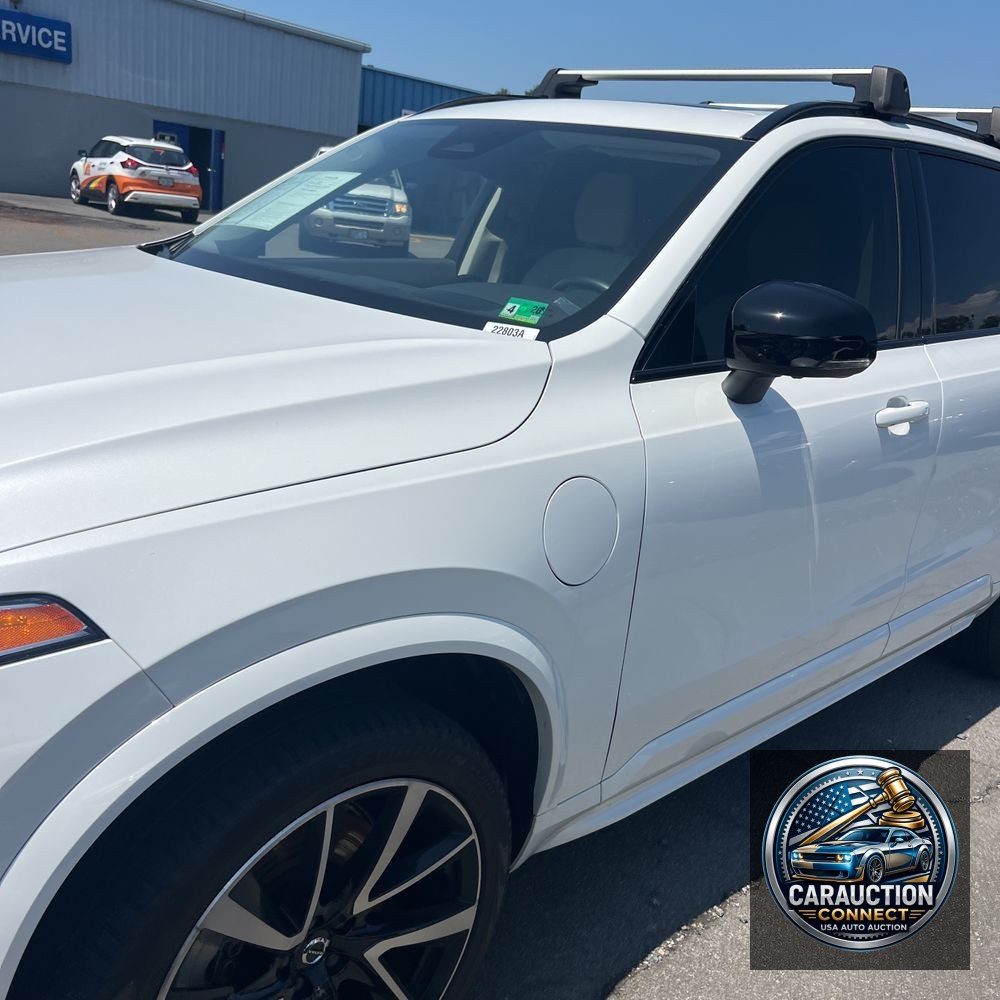 2023 Volvo XC90 T8 - Plus