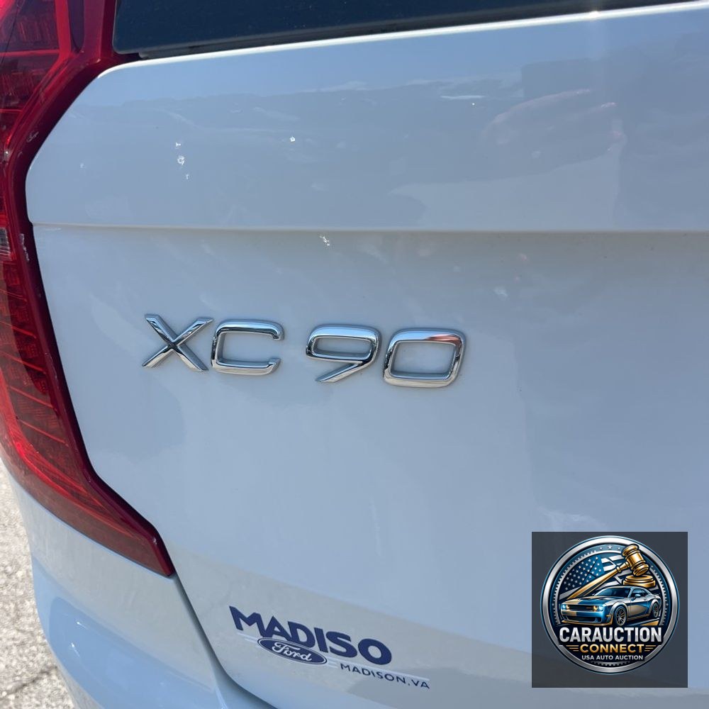 2023 Volvo XC90 T8 - Plus