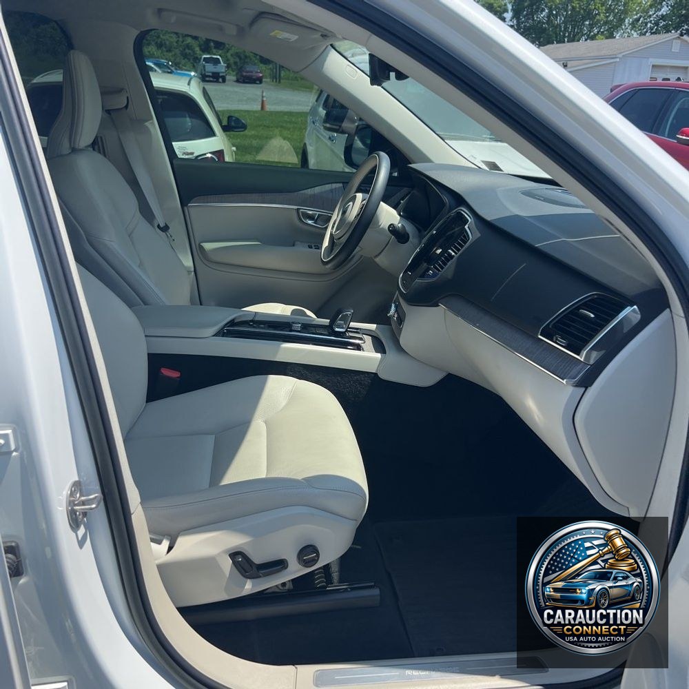 2023 Volvo XC90 T8 - Plus