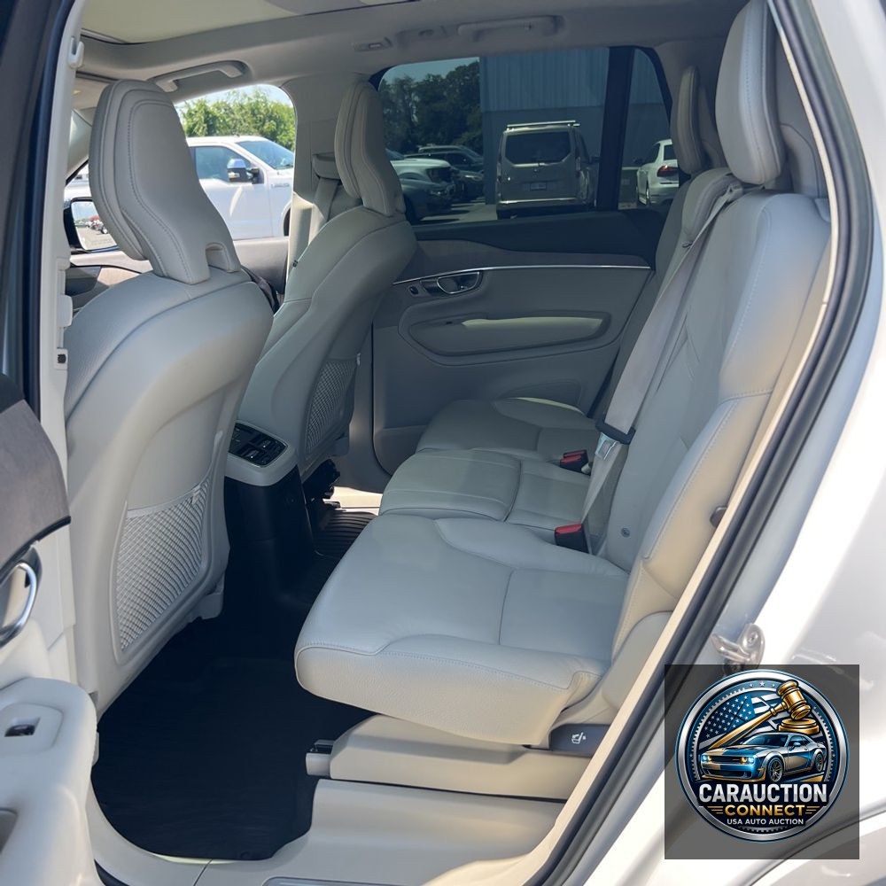 2023 Volvo XC90 T8 - Plus