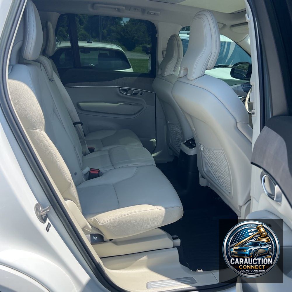2023 Volvo XC90 T8 - Plus