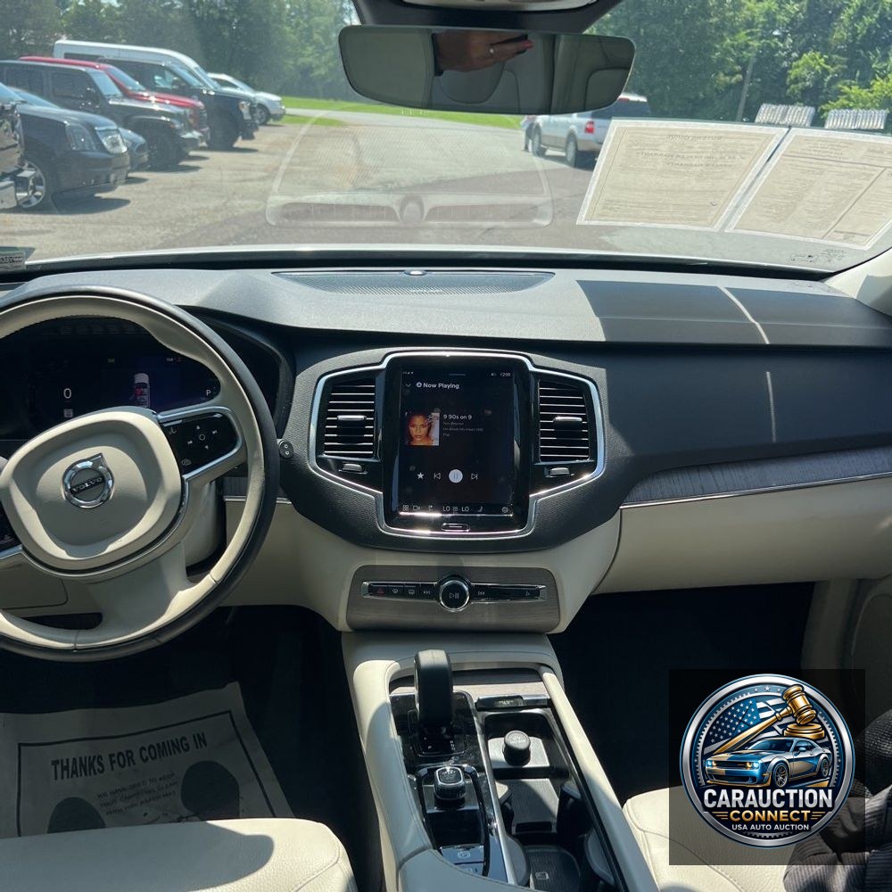 2023 Volvo XC90 T8 - Plus