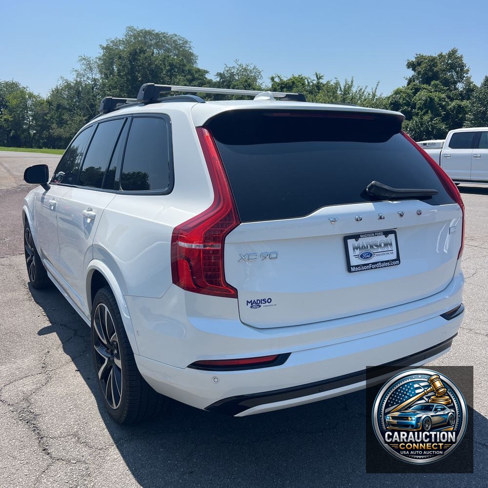 2023 Volvo XC90 T8 - Plus