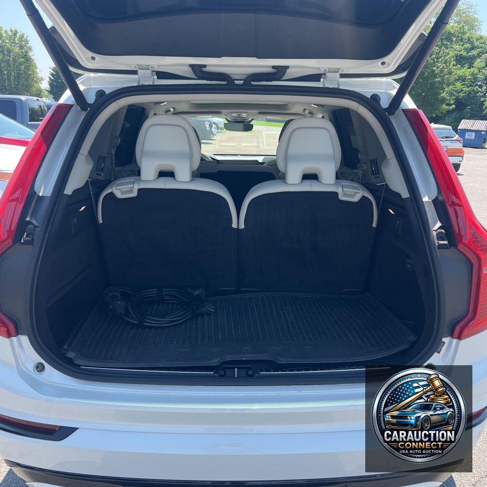 2023 Volvo XC90 T8 - Plus