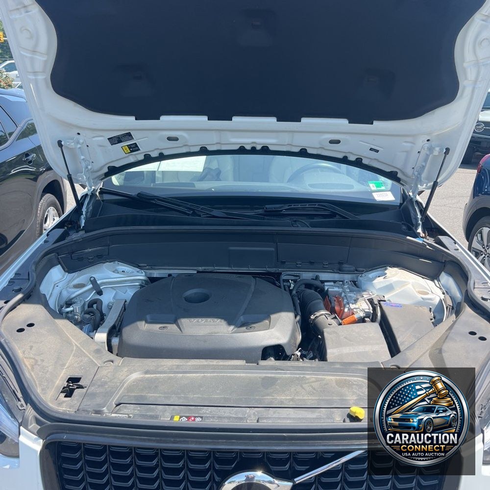 2023 Volvo XC90 T8 - Plus