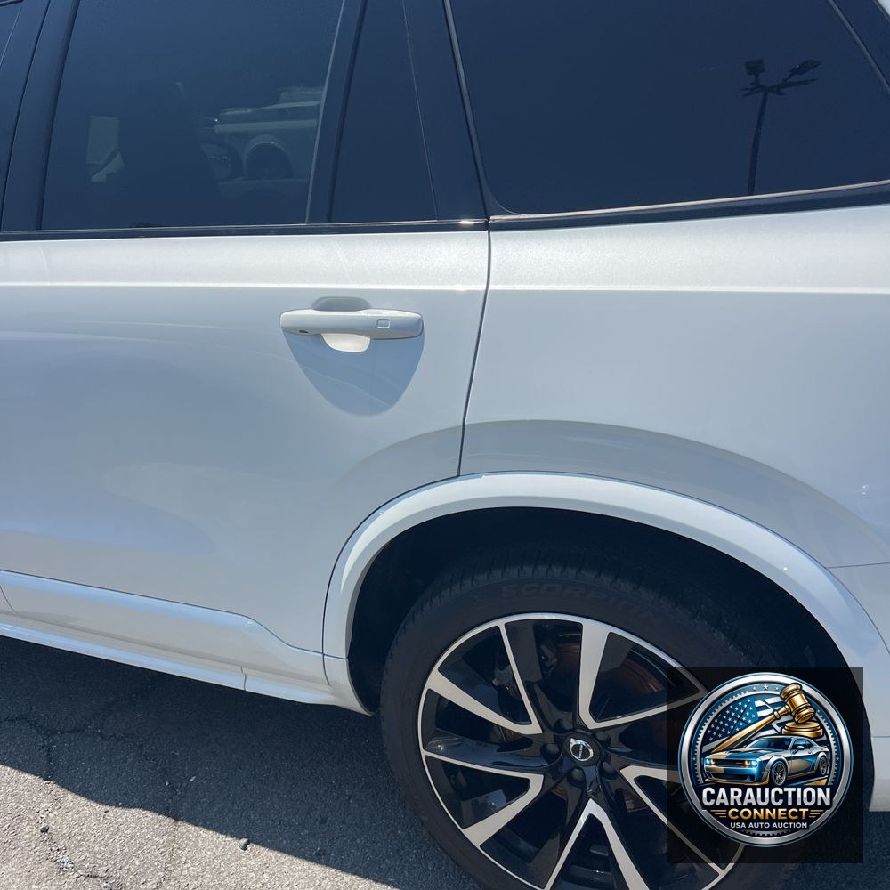 2023 Volvo XC90 T8 - Plus
