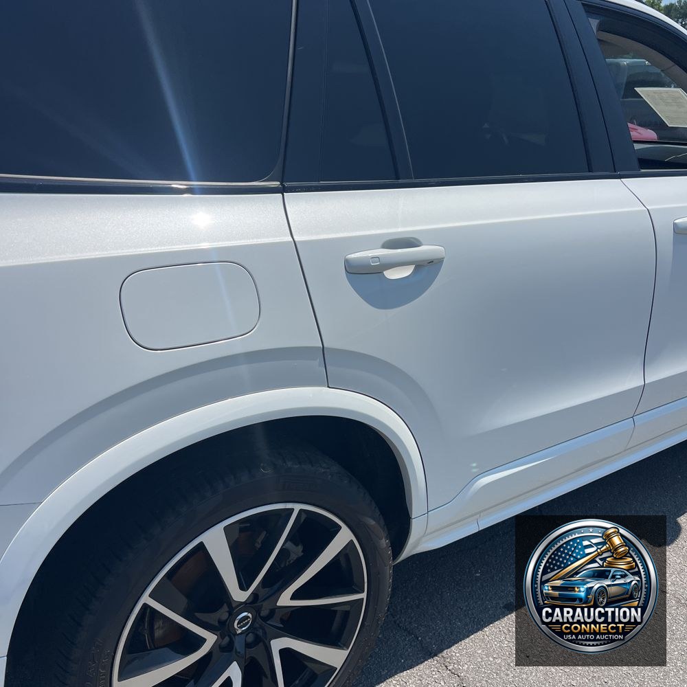 2023 Volvo XC90 T8 - Plus