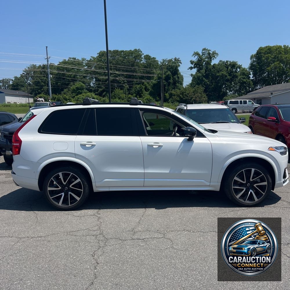 2023 Volvo XC90 T8 - Plus